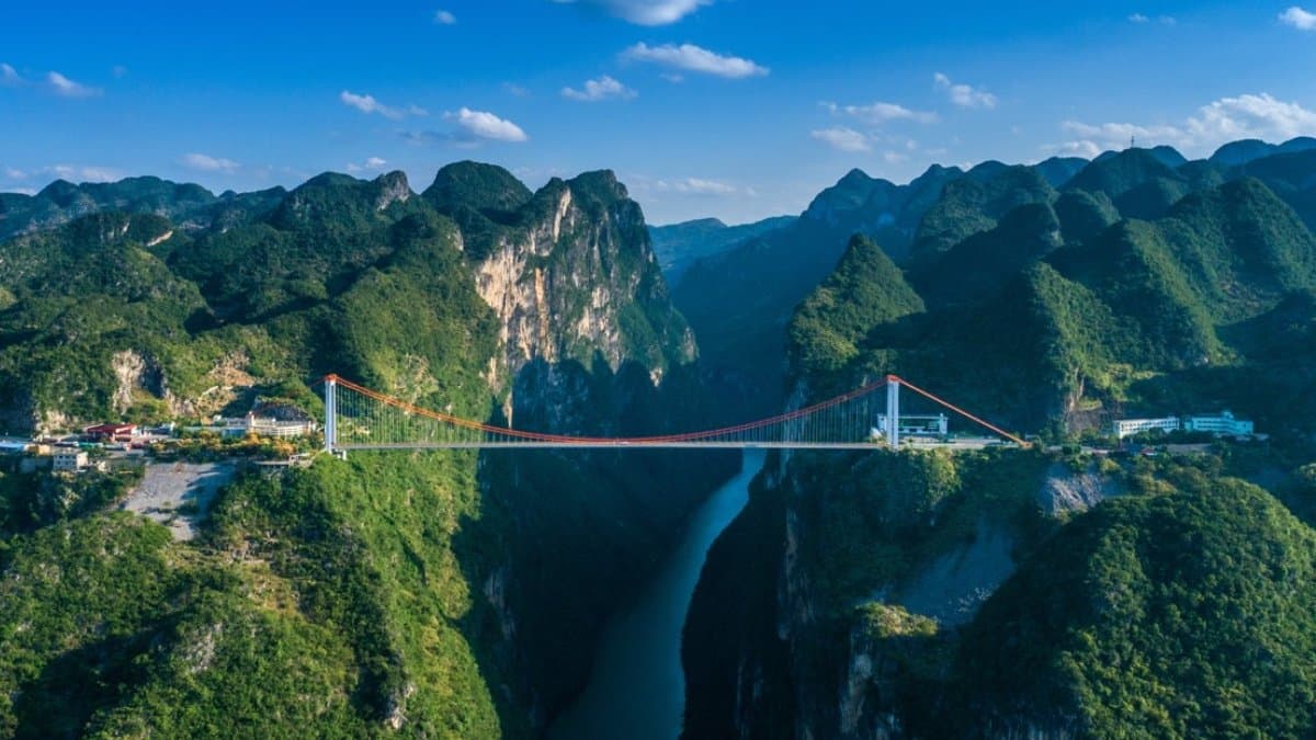 Bridge spanning a deep canyon along the Guanxing Highway