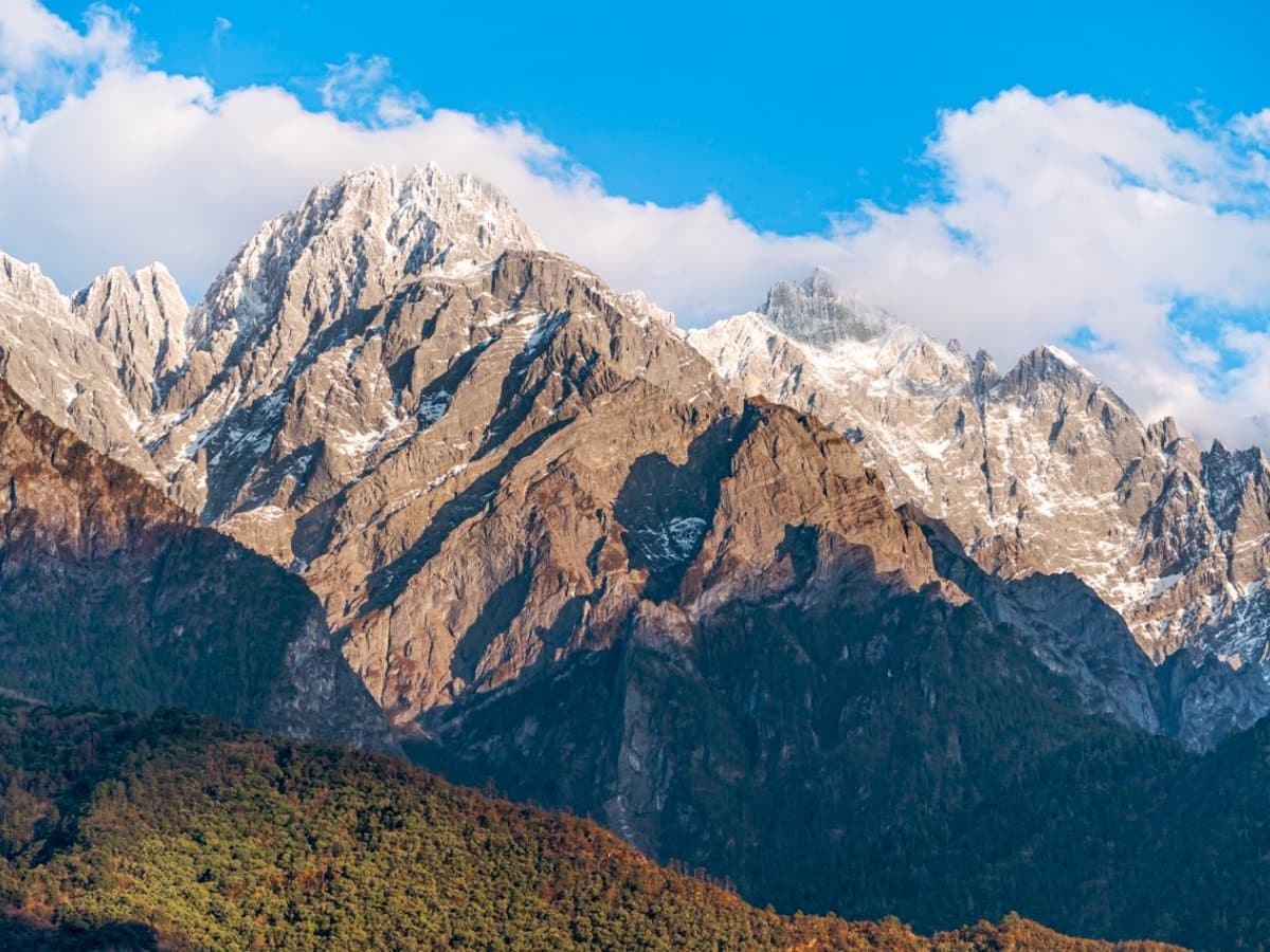 The famous 28 Switchbacks on the Tiger Leaping Gorge High Path