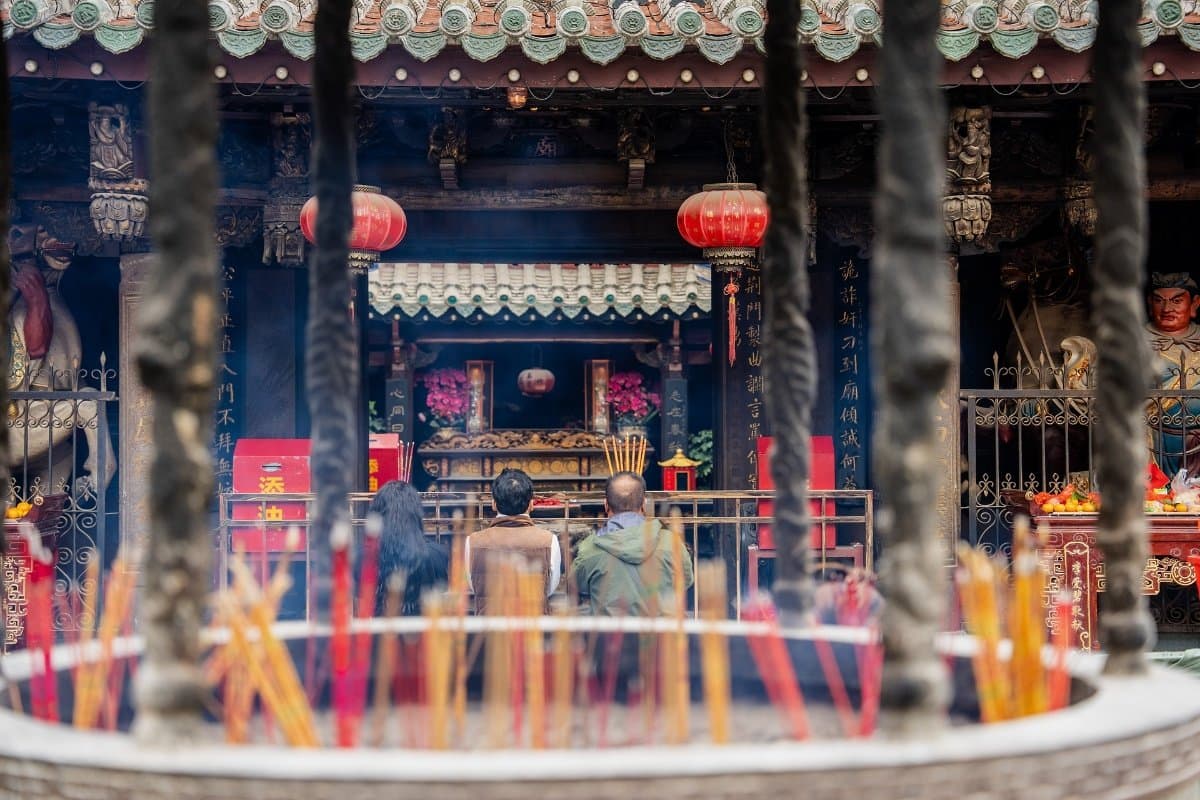 Guanyue Temple with incense smoke and worshippers in Quanzhou