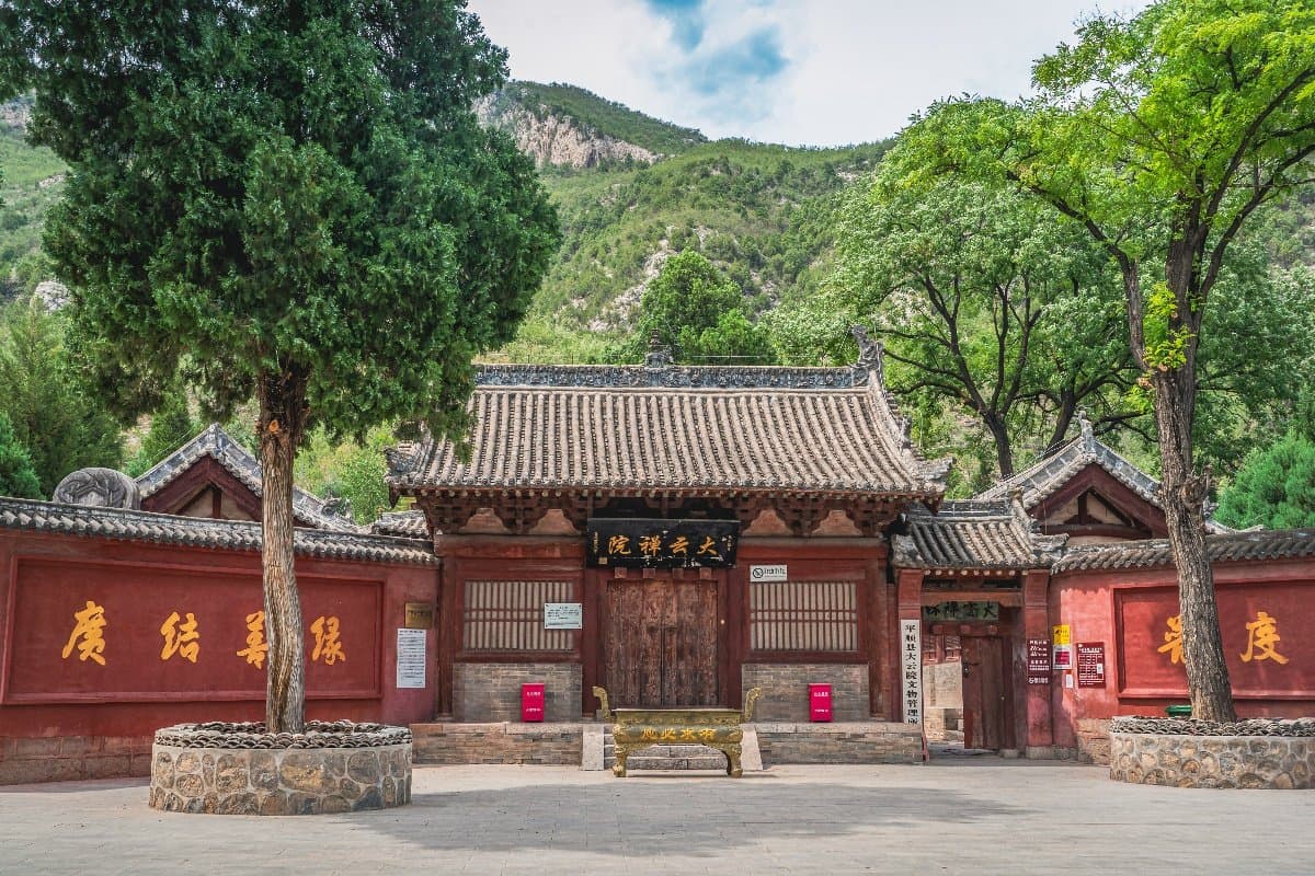 Five Dynasties period murals inside Dayun Temple showing celestial figures