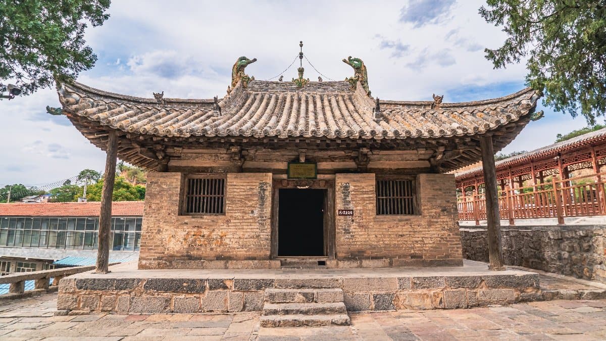 Tiantai Temple Five Dynasties wooden structure beside the Zhuo Zhang River